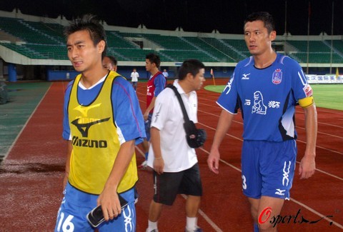 克雷莫内塞2-0莱切，博纳佐利建功，萨纳夫里亚锁定胜局（克雷莫内塞2-0击败莱切：博纳佐利先拔头筹，萨纳夫里亚终结比赛）