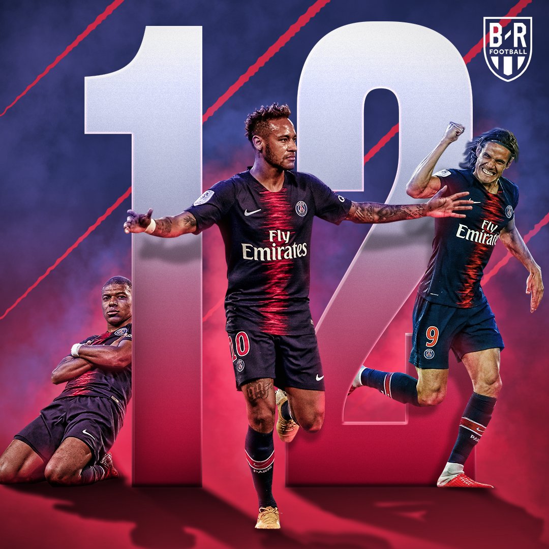 伊涅斯塔造访巴萨训练基地，与佩德里、亚马尔等人合影（伊涅斯塔探访巴萨训练基地，与佩德里、亚马尔等合影留念）