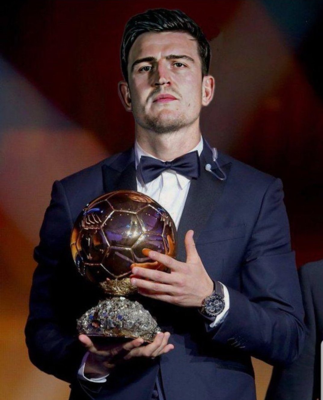 西裁判专家评皇马未获得点球：有接触，但维尼修斯自己摔倒了（西班牙裁判专家评皇马无点球：虽有接触，维尼修斯系自摔）